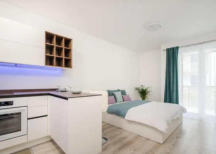 Comfort Court Apartment - Free Parking, Balcony