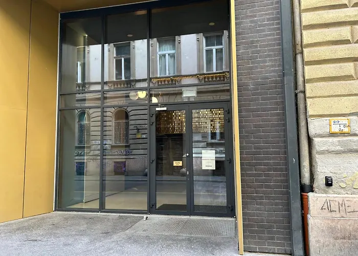Comfort Court Apartment - Free Parking, Balcony